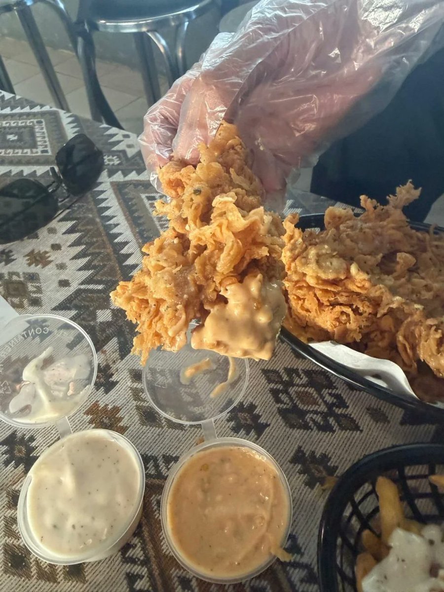 audreyrobir7e4's tweet photo. I was craving chicken tenders and decided to try Crunchify. BN. I ordered the tenders with Indomie and loaded fries. The tenders were huge and satisfyingly crispy, with tender chicken inside. The sauces were the highlight, especially the ranch, https://t.co/ZSFKMeSnzc