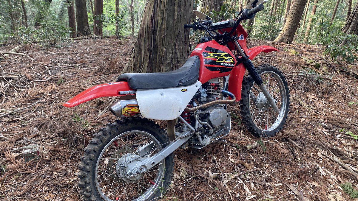 oka1616's tweet photo. 今のXR100Rは、キタコの125ccボアアップキット仕様。

4ミニとは思えないくらいパワーがあって、ギアは3速のままでも坂をグイグイ登っていく💪
このパワーはかなり気に入ってるんだけど……

今の仕様、とにかくエンジンの始動性が悪い😅

しかも、この仕様でエンデューロをやってる人がほとんどいないので、参考になる情報がなかなか無い😂

キャブセッティングで改善できる感じでもなさそうなので、まずは今付いているキャブとは違うキャブに交換して、変化を見てみようと思います。

せっかくの強烈なパワーを活かすためにも、なんとか始動性を改善したい！

これから試行錯誤だなー😁

#XR100R