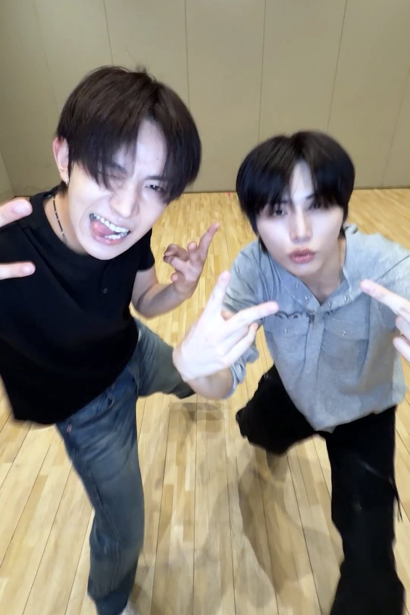 mycatdongmin's tweet photo. the little pose in the middle 😭 cuteeee https://t.co/oQBsw10wAX