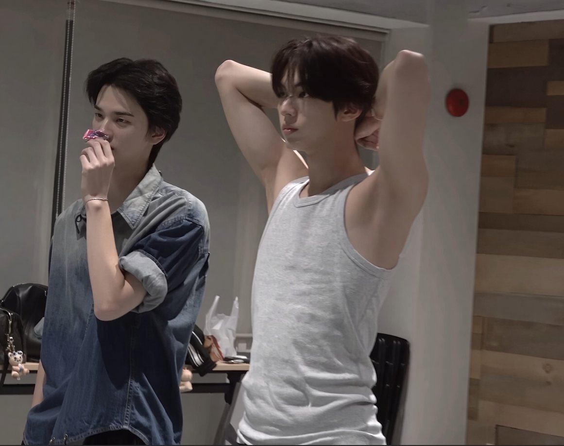 boljjaeppang42's tweet photo. I’m getting deja vu seeing him in that tank top.... https://t.co/ifj4ceXQJz