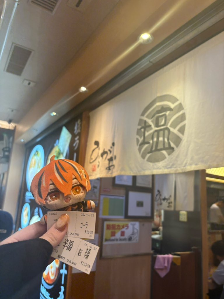 floor_Uka8's tweet photo. 最速聖地巡礼をかまそうとしたけど
ラムネは
ディズニーの後で間に合わなかった😭
絶対リベンジするね🔥

キョロちゃんとはツーショした✌️
あと、ラーメン辛かった🔥🔥🔥
#お届けうるみゃー https://t.co/VbsVo2EFsn