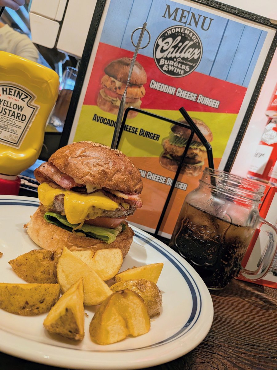 shimba0111's tweet photo. 今年になって始めた趣味🍔
口の中が肉いっぱいになるとほわぁ〜ってなる。
食べる前はよく顎をマッサージして準備運動をします。
せっかくこんな美味しそうな🍔を眼の前にしたら思いっ切りガブッといきたいじゃないですか

#Chillax
#池袋
#お一人さまも入りやすい https://t.co/6QpGZ6Yh14