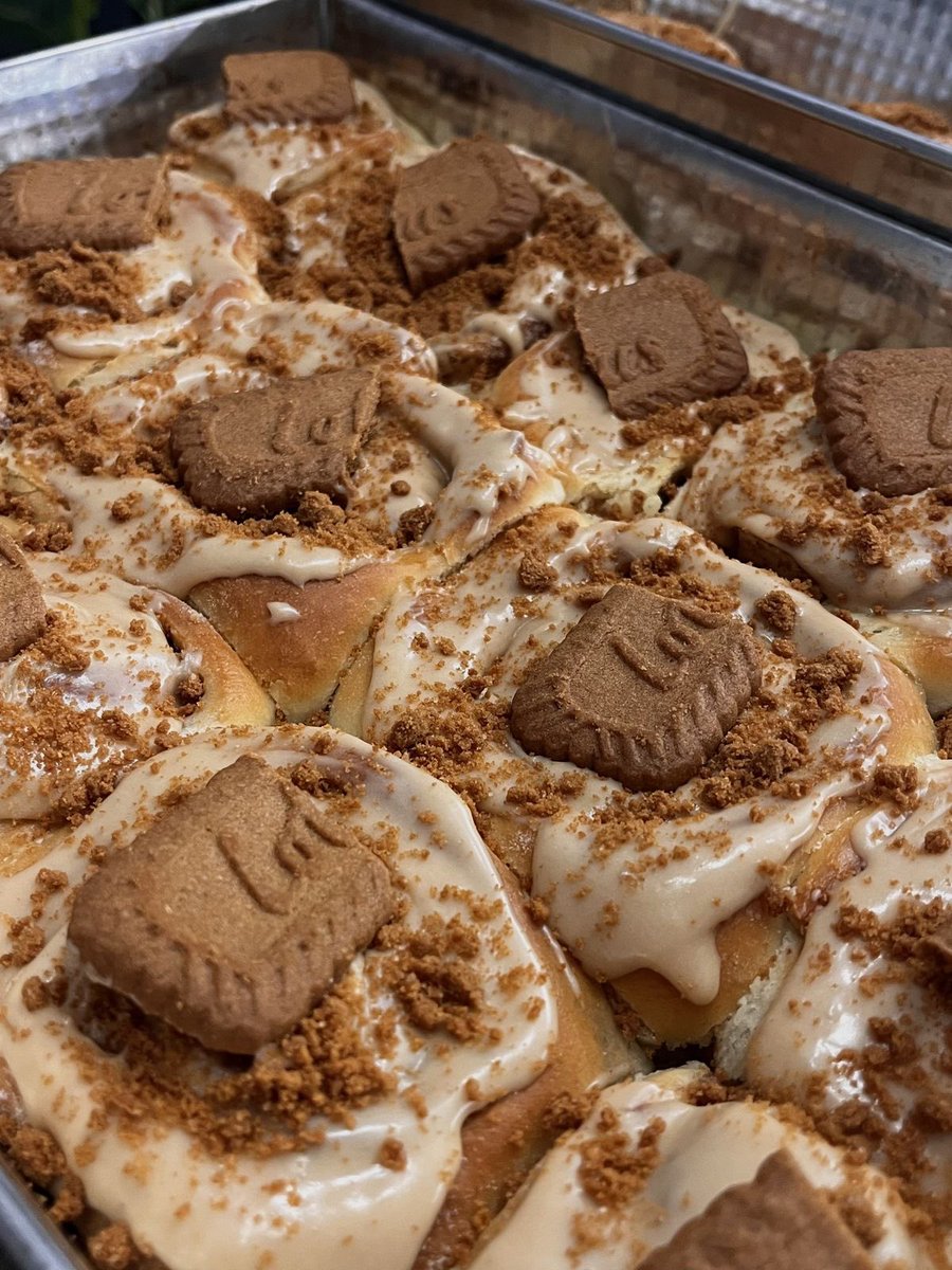 lassybees's tweet photo. lotus biscoff cinnamon rolls 🧡 https://t.co/4tJkmeWQcU