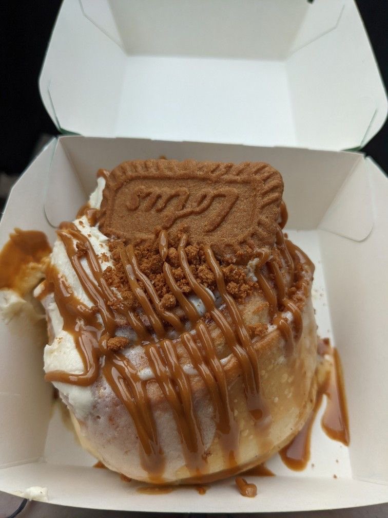 lassybees's tweet photo. lotus biscoff cinnamon rolls 🧡 https://t.co/4tJkmeWQcU