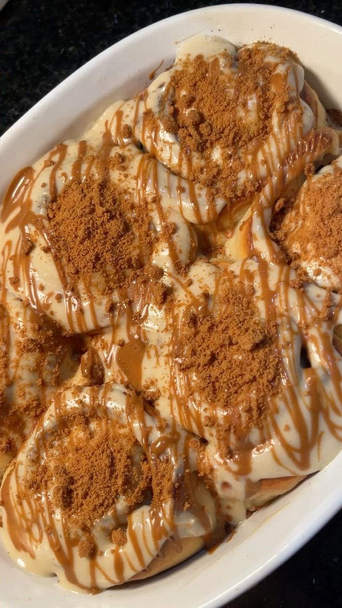 lassybees's tweet photo. lotus biscoff cinnamon rolls 🧡 https://t.co/4tJkmeWQcU