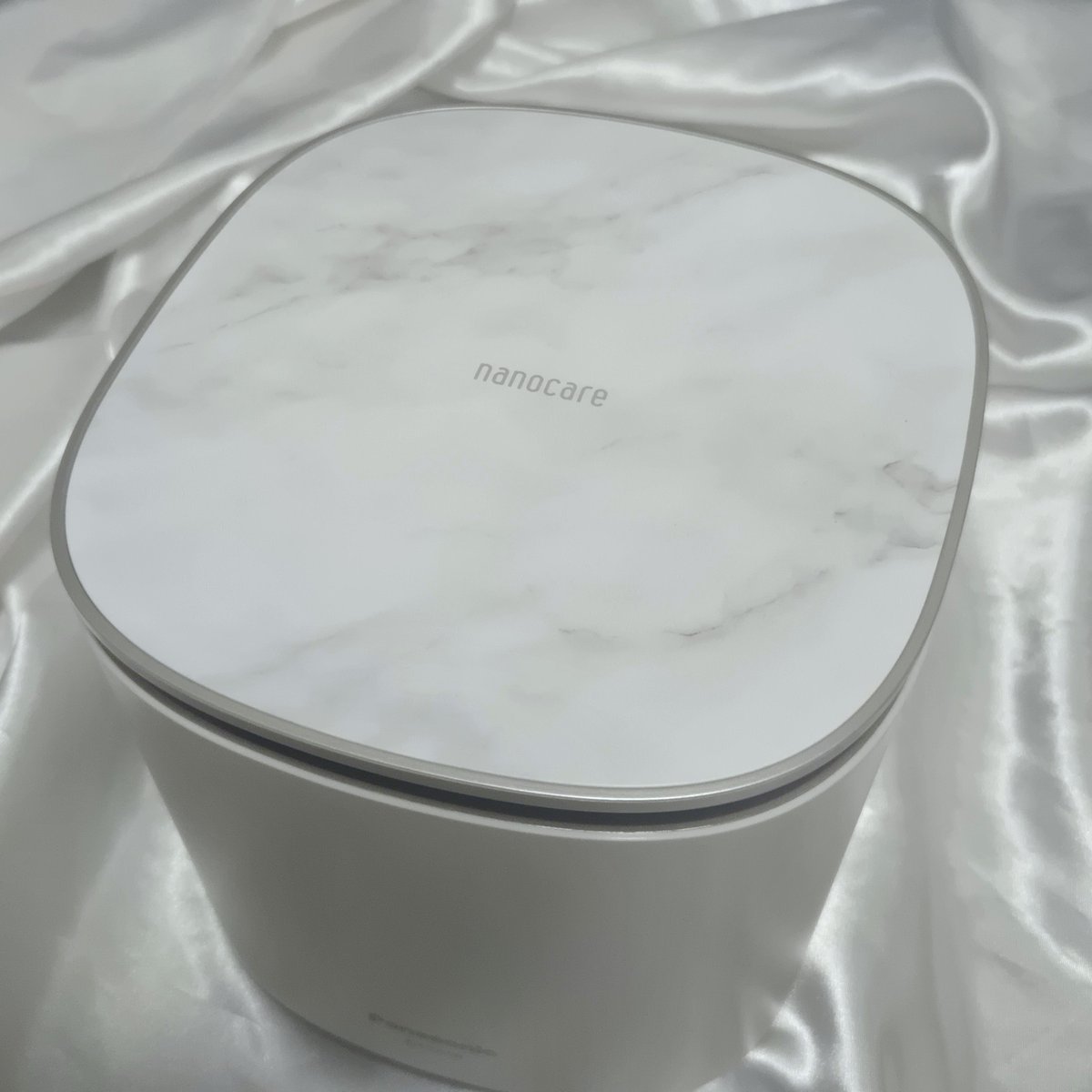 mi_ta2711's tweet photo. Panasonic
スチーマー ナノケア

化粧水ミスト搭載スチーマーで、化粧水も水ものWで出来るという優れもの
現在は後継機がでていて少し小さくなったそう！
憧れのスチーマーで、買うなら良いのを！と大きいけど手に入れて良かった😂

保湿力あるし、ミストがとにかく細かくて汚れにも良いし調子が悪いときにもとっても良いように私は感じました🙌

まさかの機能を使いきってない��はあるけど、スチーマー使ってみるのおすすめです✌️

少し大きいけどデザインは好き！

#むーんずBeautyWeek
#最新イチオシアイテム