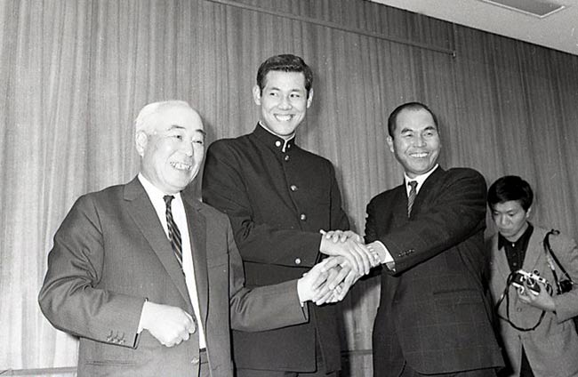 toratora0902go's tweet photo. 1968年ドラフト、法政大の田淵幸一は本心では巨人入りを熱望していた。だが阪神が本人の意向を押し切って強行指名。落胆した田淵だったが、やがて甲子園の看板選手へと成長し「ミスタータイガース」と呼ばれる存在になった。 #阪神タイガース #阪神 #甲子園 #田淵幸一 https://t.co/KObwFgvuOS
