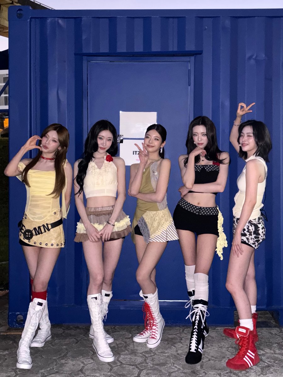 ITZYofficial's tweet photo. What a KRAZY night🌃❤️‍🔥
Another incredible memory in Taipei with MIDZY✨

#ITZY #MIDZY @ITZYofficial 
#KRAZYMusicFestival #KRAZYTaipei https://t.co/GyO8vI2BVn