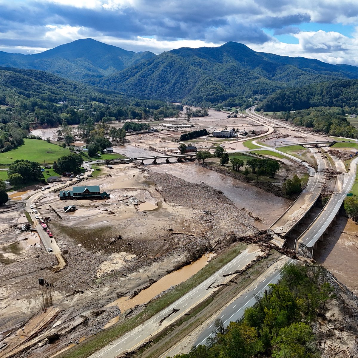 babowling12's tweet photo. 2 years ago, at very nearly this time, I drove toward Asheville with a pit in my stomach knowing the scale of what was about to unfold in front of my cameras, and still, it was so much worse. 

So many good folks lost so, so very much. https://t.co/QoPKp0mqbP