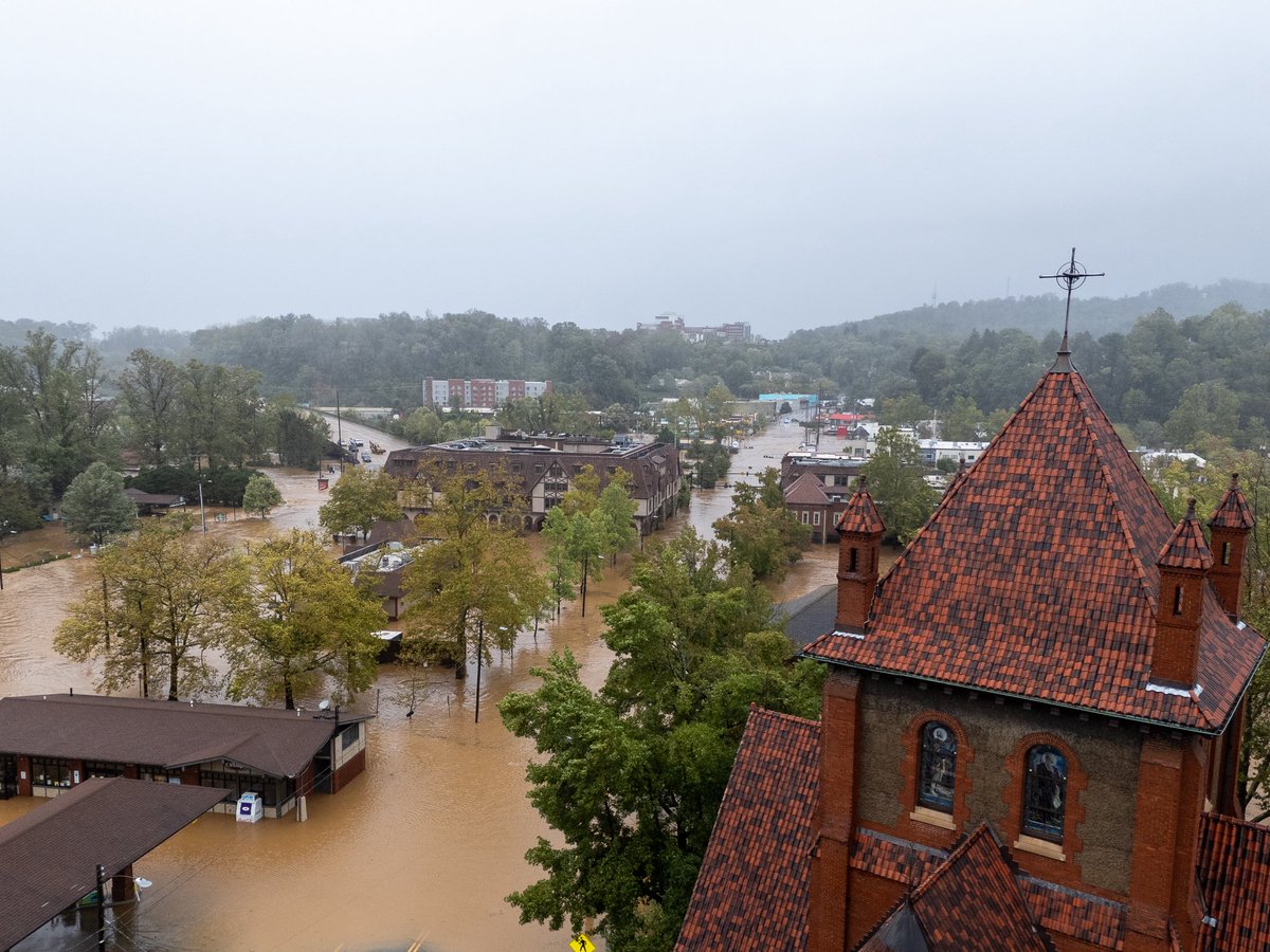 babowling12's tweet photo. 2 years ago, at very nearly this time, I drove toward Asheville with a pit in my stomach knowing the scale of what was about to unfold in front of my cameras, and still, it was so much worse. 

So many good folks lost so, so very much. https://t.co/QoPKp0mqbP