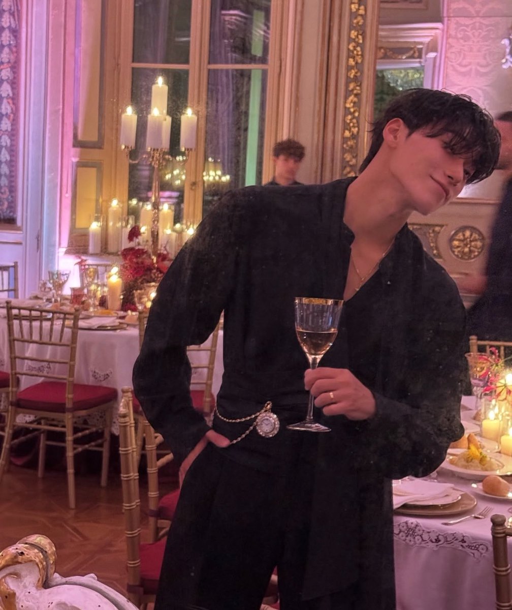 raewonreigns's tweet photo. pov: you’re on a date with raewon. https://t.co/KNrskVmKmU