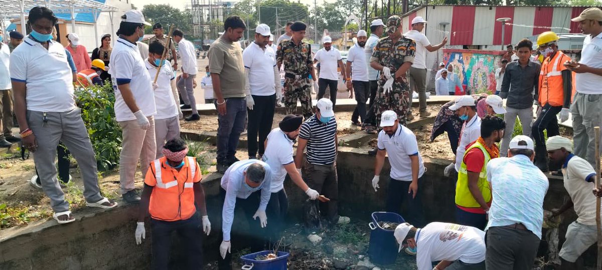 dm_rohtas's tweet photo. विश्व पर्यटन दिवस के अवसर पर आज ‘स्वच्छता ही सेवा अभियान-2026’ के तहत जिला पदाधिकारी, रोहतास श्री दीपक कुमार मिश्रा के नेतृत्व में सासाराम रेलवे स्टेशन एवं शेरशाह सूरी मकबरा परिसर में विशेष अभियान चलाकर लोगों को साफ-सफाई एवं स्वच्छता के प्रति जागरूक किया गया।

@IPRDBihar https://t.co/cr3ONwdgSj