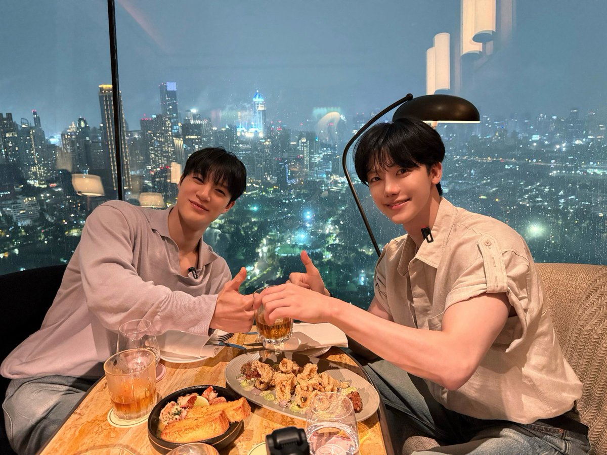 jmjnsgurl's tweet photo. dinner berdua (no canggung no risih) dgn city light view+kilat petir > sambil tipis tipis minum wiskey > jm pesen cumi karna jn doyan itu > jn motongin mam trs dioper ke piring jm > jn ngeh daun ketumbar kesukaan jm > ditemani obrolan mateng ttg MASA DEPAN (persiapan dream&amp;jnjm) https://t.co/SbnPRNGa0v