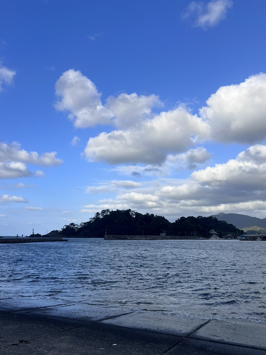shirotabist's tweet photo. 【高浜城跡】若狭湾の城巡り。城跡は城山公園となっており、名勝・明鏡洞もあるが遺構は少ない様子。酒井忠勝が小浜城に入った際、高浜城は廃城になったらしい。当日は駐車場が満���のため断念、「城めぐり」アプリのスタンプだけ押す、残念。近くの商業施設「UMIKARA」に移動。#城巡り #高浜城跡 https://t.co/Z2I3KVRswn