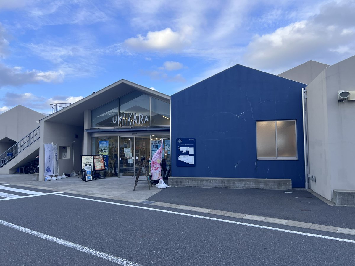 shirotabist's tweet photo. 【高浜城跡】若狭湾の城巡り。城跡は城山公園となっており、名勝・明鏡洞もあるが遺構は少ない様子。酒井忠勝が小浜城に入った際、高浜城は廃城になったらしい。当日は駐車場が満���のため断念、「城めぐり」アプリのスタンプだけ押す、残念。近くの商業施設「UMIKARA」に移動。#城巡り #高浜城跡 https://t.co/Z2I3KVRswn