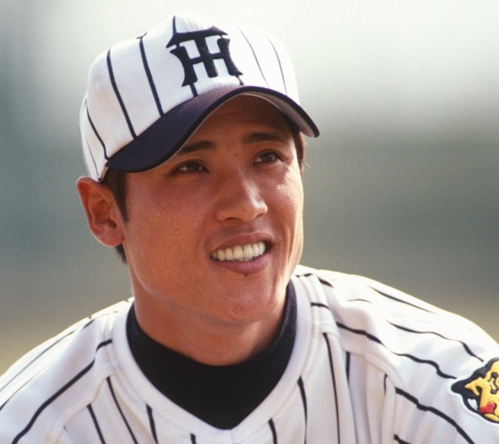 toratora0902go's tweet photo. 1989年ドラフト、西日本短期大学附属高出身の新庄剛志は阪神から5位指名という決して華々しいスタートではなかった。持ち前の明るさと身体能力で頭角を現し、ゴールデングラブ賞7回受賞の名外野手へと駆け上がっていった。 #阪神タイガース #阪神 #甲子園 #新庄剛志 https://t.co/FAXMgOcudX