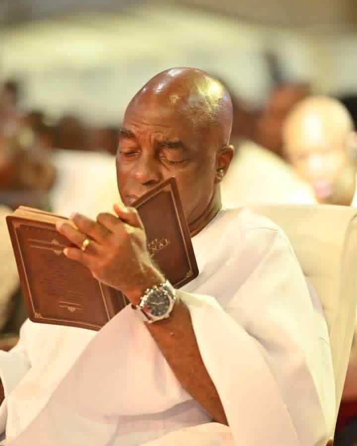 Viva_la_porshe's tweet photo. The man wey God don bless with so much wisdom, he reads, meditates, ponders on the Word and has good understanding just like David than all his teachers Psalm 119:99
Psalm 89:20-21

Just like Apostle Paul said, I labor more fervently than them all.

The Liberation Mandate Man
He Dey hear clearly
Na Lion hin be

Happy birthday sir, Mr 📖