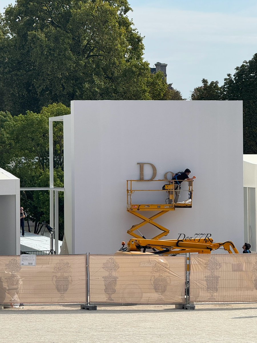 Don77R's tweet photo. Dior show at Tuileries Garden again 🤍
#Dior #ParisFashionWeek #PFW #JISOO https://t.co/Jk7YAtJP9o