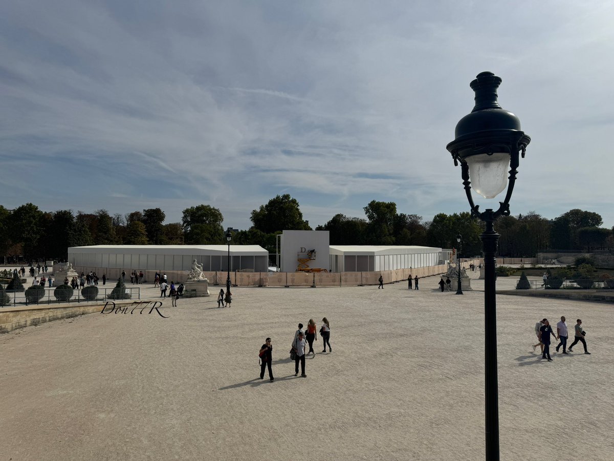 Don77R's tweet photo. Dior show at Tuileries Garden again 🤍
#Dior #ParisFashionWeek #PFW #JISOO https://t.co/Jk7YAtJP9o