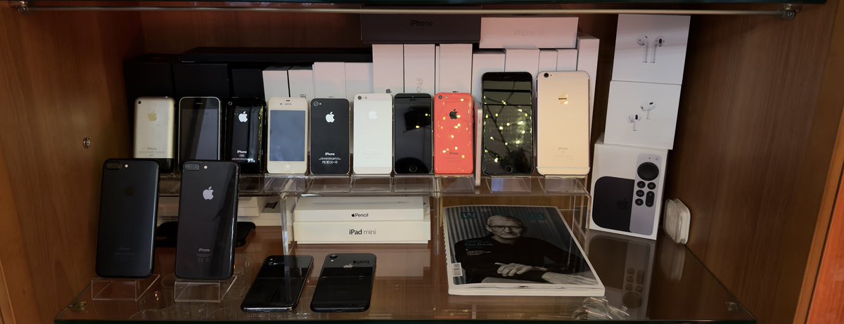 DenisGargano's tweet photo. 2007 (iPhone 2G) - 2017 (iPhone X): la mia collezione dei primi 10 anni di iPhone 📱 https://t.co/QtkelmauFE