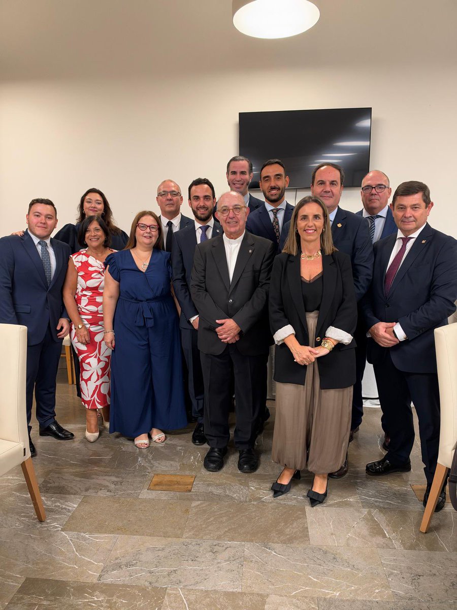 HdadHumildad's tweet photo. 🔹 #ACTUALIDAD |

En la tarde de ayer, acudimos a la última Eucaristía que ofició nuestro Director Espiritual, D. Alejandro Escobar Morcillo, como Párroco y Rector de nuestra querida @pvictoriamalaga, en una emotiva celebración a la que asistieron toda la comunidad parroquial y las Hermandades del barrio victoriano.

Como muestra de cariño y agradecimiento por todos estos años de unión y trabajo compartido, las Hermandades del barrio le hicimos entrega de una obra del escultor malagueño Juan Vega, que representa a San José con el Niño Jesús en sus brazos, en homenaje a su especial devoción por el Santo Patriarca, que, con su palabra y magisterio, nos ha sabido transmitir a lo largo de todo este tiempo.

Posteriormente, una representación de nuestra Hermandad acudió a la cena celebrada en la Casa Diocesana en su honor, compartiendo este momento de homenaje y despedida.

Gracias, D. Alejandro, una vez más, por tu entrega, tu cercanía y tu ayuda a nuestra Hermandad, a la que has sabido guiar por la senda del crecimiento espiritual durante esta década. Que el Santísimo Cristo de la Humildad, Nuestra Madre y Señora de la Merced y San Juan Evangelista te acompañen siempre y guíen tus pasos en esta nueva etapa pastoral 🤍

#CofradíasMLG