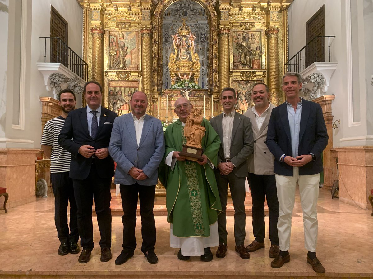 HdadHumildad's tweet photo. 🔹 #ACTUALIDAD |

En la tarde de ayer, acudimos a la última Eucaristía que ofició nuestro Director Espiritual, D. Alejandro Escobar Morcillo, como Párroco y Rector de nuestra querida @pvictoriamalaga, en una emotiva celebración a la que asistieron toda la comunidad parroquial y las Hermandades del barrio victoriano.

Como muestra de cariño y agradecimiento por todos estos años de unión y trabajo compartido, las Hermandades del barrio le hicimos entrega de una obra del escultor malagueño Juan Vega, que representa a San José con el Niño Jesús en sus brazos, en homenaje a su especial devoción por el Santo Patriarca, que, con su palabra y magisterio, nos ha sabido transmitir a lo largo de todo este tiempo.

Posteriormente, una representación de nuestra Hermandad acudió a la cena celebrada en la Casa Diocesana en su honor, compartiendo este momento de homenaje y despedida.

Gracias, D. Alejandro, una vez más, por tu entrega, tu cercanía y tu ayuda a nuestra Hermandad, a la que has sabido guiar por la senda del crecimiento espiritual durante esta década. Que el Santísimo Cristo de la Humildad, Nuestra Madre y Señora de la Merced y San Juan Evangelista te acompañen siempre y guíen tus pasos en esta nueva etapa pastoral 🤍

#CofradíasMLG