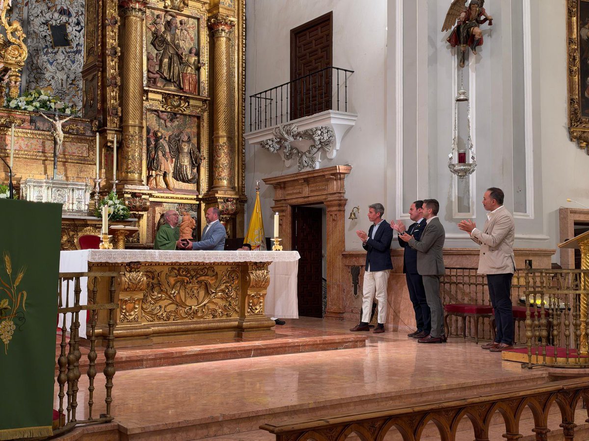 HdadHumildad's tweet photo. 🔹 #ACTUALIDAD |

En la tarde de ayer, acudimos a la última Eucaristía que ofició nuestro Director Espiritual, D. Alejandro Escobar Morcillo, como Párroco y Rector de nuestra querida @pvictoriamalaga, en una emotiva celebración a la que asistieron toda la comunidad parroquial y las Hermandades del barrio victoriano.

Como muestra de cariño y agradecimiento por todos estos años de unión y trabajo compartido, las Hermandades del barrio le hicimos entrega de una obra del escultor malagueño Juan Vega, que representa a San José con el Niño Jesús en sus brazos, en homenaje a su especial devoción por el Santo Patriarca, que, con su palabra y magisterio, nos ha sabido transmitir a lo largo de todo este tiempo.

Posteriormente, una representación de nuestra Hermandad acudió a la cena celebrada en la Casa Diocesana en su honor, compartiendo este momento de homenaje y despedida.

Gracias, D. Alejandro, una vez más, por tu entrega, tu cercanía y tu ayuda a nuestra Hermandad, a la que has sabido guiar por la senda del crecimiento espiritual durante esta década. Que el Santísimo Cristo de la Humildad, Nuestra Madre y Señora de la Merced y San Juan Evangelista te acompañen siempre y guíen tus pasos en esta nueva etapa pastoral 🤍

#CofradíasMLG