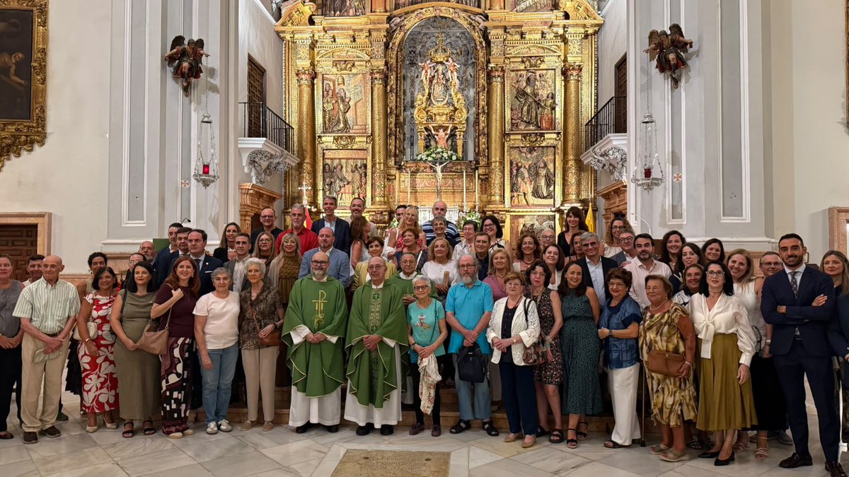 HdadHumildad's tweet photo. 🔹 #ACTUALIDAD |

En la tarde de ayer, acudimos a la última Eucaristía que ofició nuestro Director Espiritual, D. Alejandro Escobar Morcillo, como Párroco y Rector de nuestra querida @pvictoriamalaga, en una emotiva celebración a la que asistieron toda la comunidad parroquial y las Hermandades del barrio victoriano.

Como muestra de cariño y agradecimiento por todos estos años de unión y trabajo compartido, las Hermandades del barrio le hicimos entrega de una obra del escultor malagueño Juan Vega, que representa a San José con el Niño Jesús en sus brazos, en homenaje a su especial devoción por el Santo Patriarca, que, con su palabra y magisterio, nos ha sabido transmitir a lo largo de todo este tiempo.

Posteriormente, una representación de nuestra Hermandad acudió a la cena celebrada en la Casa Diocesana en su honor, compartiendo este momento de homenaje y despedida.

Gracias, D. Alejandro, una vez más, por tu entrega, tu cercanía y tu ayuda a nuestra Hermandad, a la que has sabido guiar por la senda del crecimiento espiritual durante esta década. Que el Santísimo Cristo de la Humildad, Nuestra Madre y Señora de la Merced y San Juan Evangelista te acompañen siempre y guíen tus pasos en esta nueva etapa pastoral 🤍

#CofradíasMLG