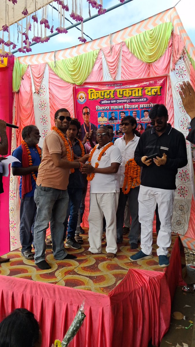 Chintuguruji's tweet photo. सोशल मीडिया के माध्यम से हमको बुलाकर क्रिएटर एकता दल के माध्यम सें मंच पर सम्मानित किया गया सभी क्रिएटर को तहे दिल से प्रणाम धन्यवाद ,🙏 #Chhotelalsharma #Chintugurucomedy https://t.co/jXQSxYcF8y