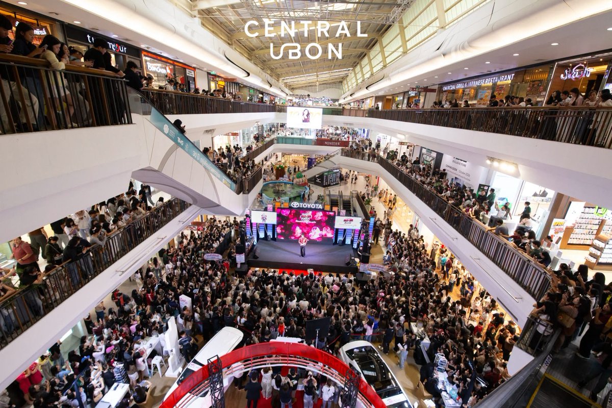 central_ubon's tweet photo. 🙏ขอขอบคุณ TOYOTA ศิลปิน #หยิ่นอานันท์ และเหล่า #หมูยอ ที่มาร่วมสร้างปรากฏการณ์ความน่ารักสุดใจฟูในวันนี้ไปด้วยกัน เดินทางกลับบ้านโดยสวัสดิภาพกันทุกคนเลยน้า🥰
.
TOYOTA X ANAN WONG
.
#ToyotaSuperProXYin 
#CentralUbon #เซ็นทรัลอุบล https://t.co/PnFffaQUi0