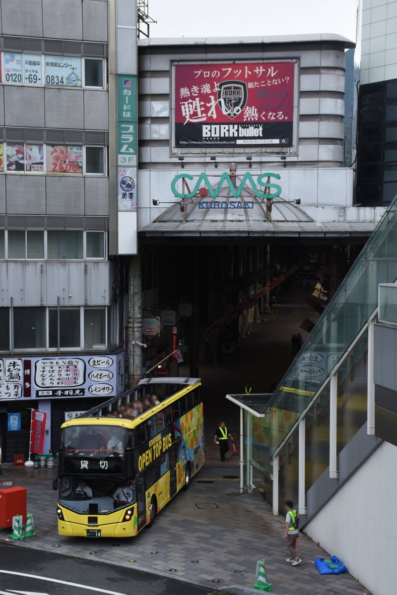 ktk4058's tweet photo. 今月2回目のKUROSAKIオープントップバスが運行されました。たくさんのお客さんを乗せて、カムズの商店街をゆっくりと。 https://t.co/wDd3ErzOX9