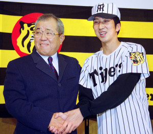 toratora0902go's tweet photo. 1998年ドラフト、高知商業の藤川球児は阪神から1位指名を受けた。母子家庭で育ち経済的に厳しい環境にあった藤川にとって、契約金1億円は家族の生活を大きく変える出来事だった。この日が後の絶対的守護神の第一歩となった。 #阪神タイガース #阪神 #甲子園 #藤川球児 https://t.co/WEWlxhXHC7