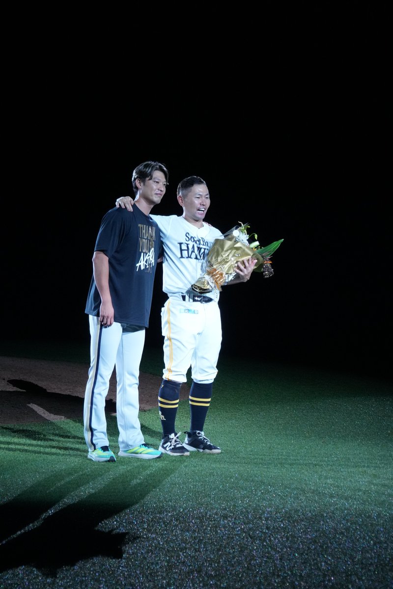 R_Bs676's tweet photo. 19年プロであり続けるって本当に凄いこと。いい笑顔のお二人を見させて頂きました。
#中村晃　#岩嵜翔 https://t.co/v3LWGq8pDO