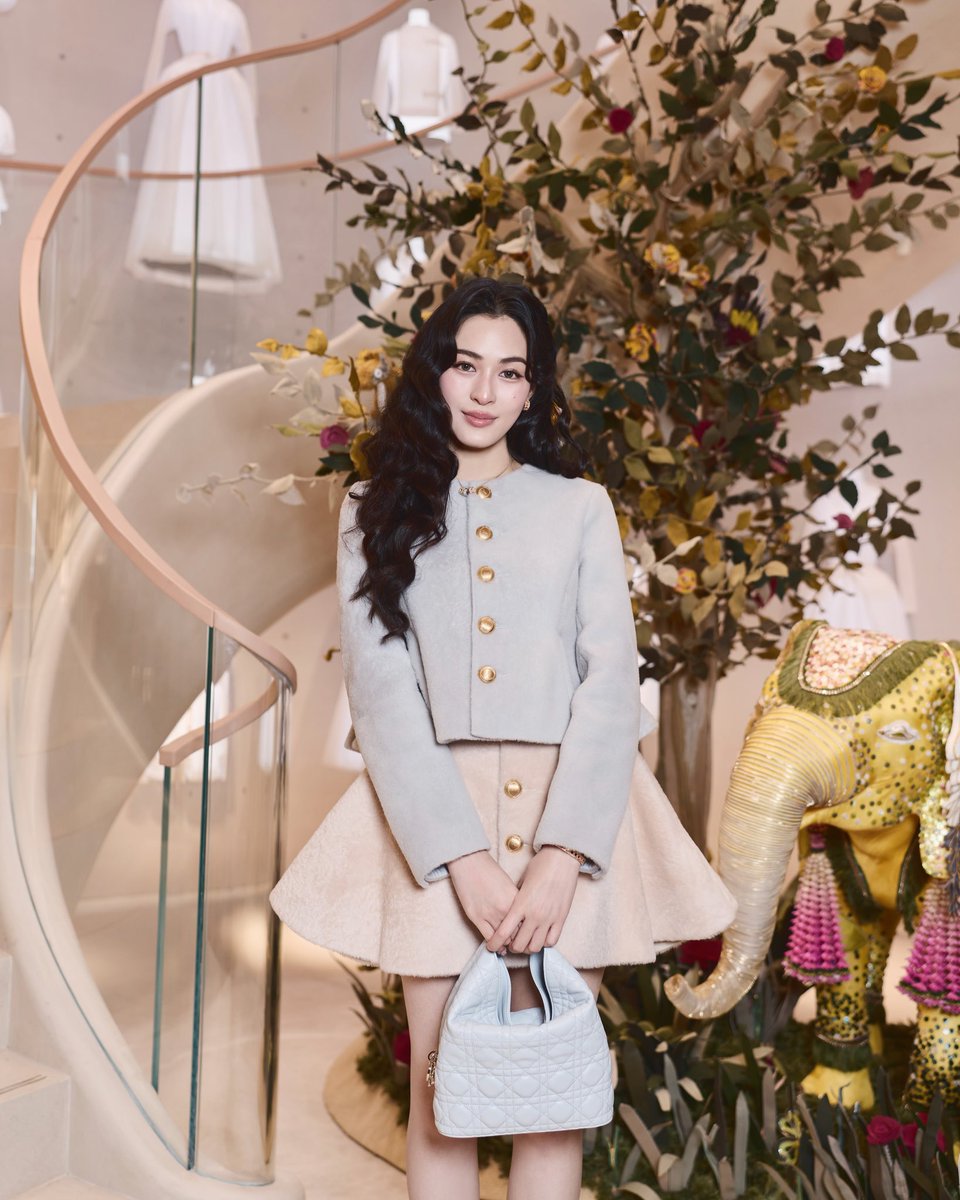 linglingFC_BBCN's tweet photo. Dior Summer27 stuns the eye, but Lingling Kwong stuns time at PFW.

#LinglingKwong 
#LinglingKwongXDiorSummer27
#DiorSummer27
#PFW #Dior
@Dior @linglingsirilak https://t.co/UKufQF6sVb