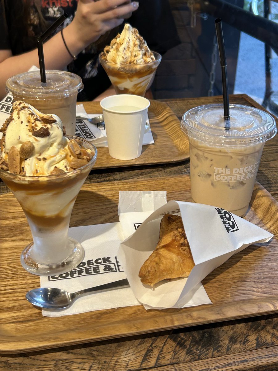 re5_key2's tweet photo. けいくんとじょーくんが行ってたカフェで休憩した休日😋☔️同じようにポットパイ食べたかったけどご飯食べた後でアップルカスタードパイにした🍎ソフトクリームにアイスチャイティーで無事にこの後お腹壊したよ🥹🥹お腹弱いLUNÉは気をつけてね！wenoismも一緒に🖤
#andteam #wenoism https://t.co/Vr2Yk2GRWK