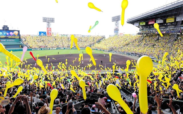 toratora0902go's tweet photo. 甲子園名物「ジェット風船」、実は最初に飛ばしたのは阪神ファンではない。1978年5月13日、対戦相手の広島東洋カープのファンが甲子園で始めたのが発祥とされる。1985年の阪神優勝時に一斉放球され、球団の代名詞として定着した。 #阪神タイガース #阪神 #甲子園 #ジェット風船 https://t.co/iTDIpth6BI