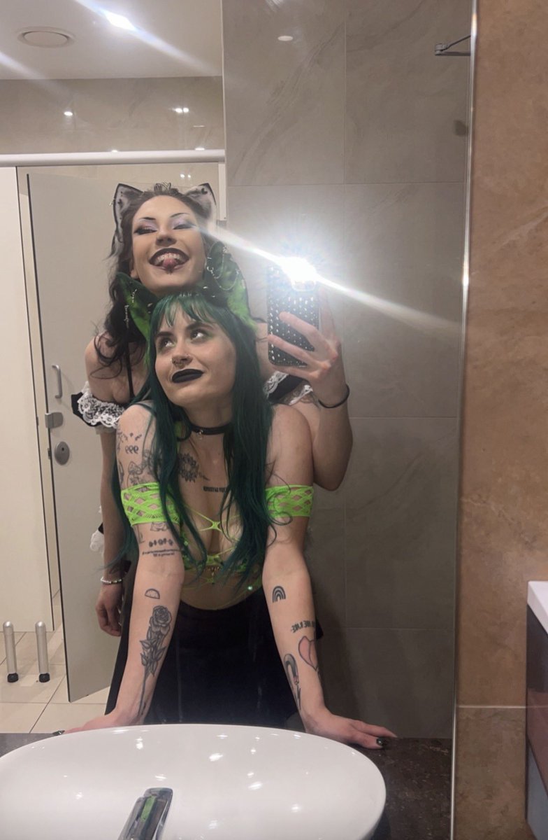 bee_dior's tweet photo. Me and @HellsSalem666 went to go see male strippers 👀 https://t.co/1oYPCUYgeV