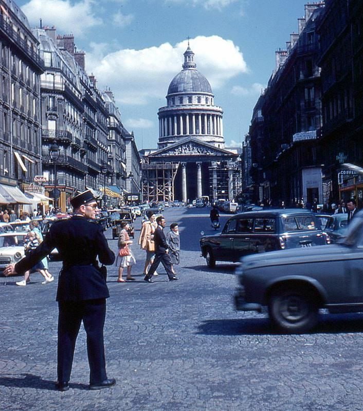 SANDRAMELO55425's tweet photo. 🇫🇷 The streets of Paris, France, 1960s Ridateci 
Il nostro bellissimo occidente
#noONG #NoUE https://t.co/clrICzq2uG