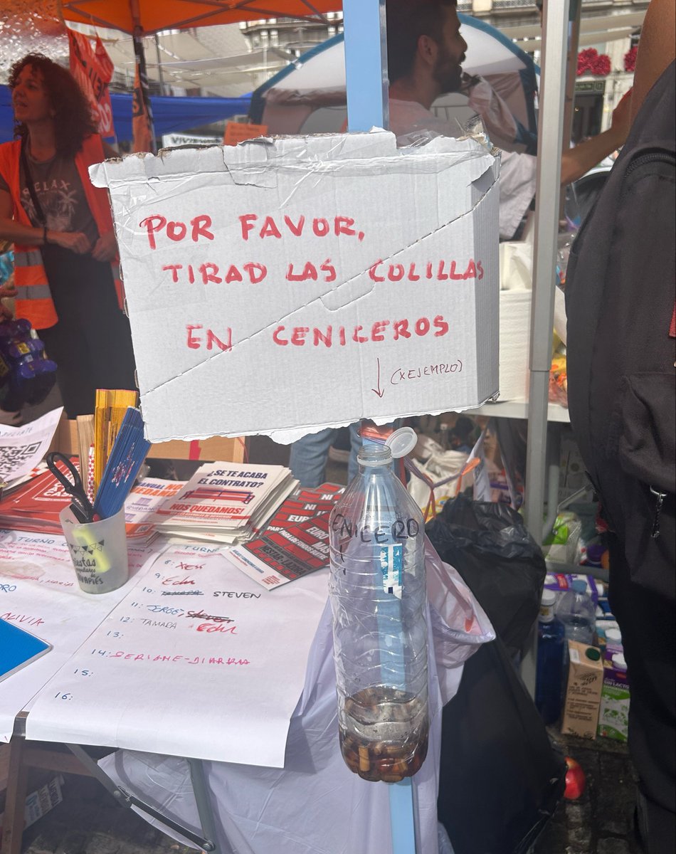joseruubioo's tweet photo. Primera jornada de acampada en la Puerta del Sol tras el desahucio de Maricarmen https://t.co/jBWaXeISrb