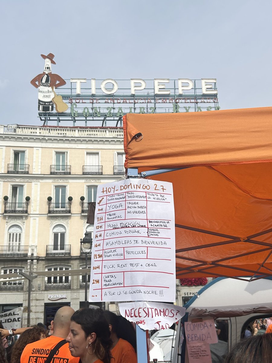 joseruubioo's tweet photo. Primera jornada de acampada en la Puerta del Sol tras el desahucio de Maricarmen https://t.co/jBWaXeISrb