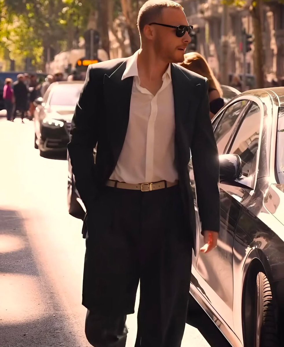 thebursinguncel's tweet photo. Kerem Bürsin, Milano Moda Haftası kapsamında düzenlenen özel bir defile katıldı.

#KeremBürsin

IG @/klassmagazin https://t.co/Sizsahmr9F