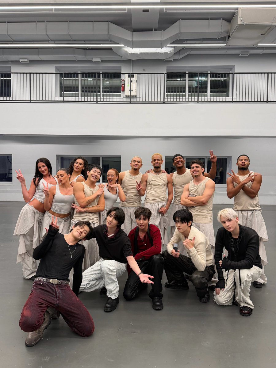 TXT_BR's tweet photo. 🎥 TXT está viralizando na Coreia e no mundo por sua apresentação inusitada do “Global Citizen Festival @ Dance Practice Room”, recebendo diversos elogios por sua performance, vocais impecáveis, sua boa energia e por sua dedicação fora do comum pelos fãs. 

Ao ter o evento cancelado de última hora devido ao mau tempo, TXT participou de diversas reuniões ao longo do dia e os membros decidiram alugar um local com sala de prática interna e apresentar toda a setlist para os MOAs, junto com os dançarinos e os figurinos que usariam no evento, através de transmissão no Weverse Live.

A mídia coreana reportou que “embora o ambiente consistisse em apenas uma única câmera fixa sem equipamento de palco ou iluminação chamativa, os membros mostraram sem reservas seus sólidos vocais ao vivo e performances dinâmicas, provando a força de estar em seu oitavo ano desde a estreia.”

Muito orgulho de ser fã desse grupo e também ainda mais preparada e empolgada para dar todo amor do mundo ao TXT e seu comeback que vem aí! ❤️

@TXT_bighit #TXT
