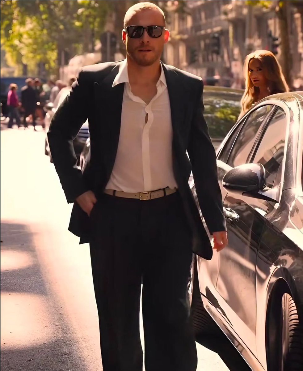 thebursinguncel's tweet photo. Kerem Bürsin, Milano Moda Haftası kapsamında düzenlenen özel bir defile katıldı.

#KeremBürsin

IG @/klassmagazin https://t.co/Sizsahmr9F