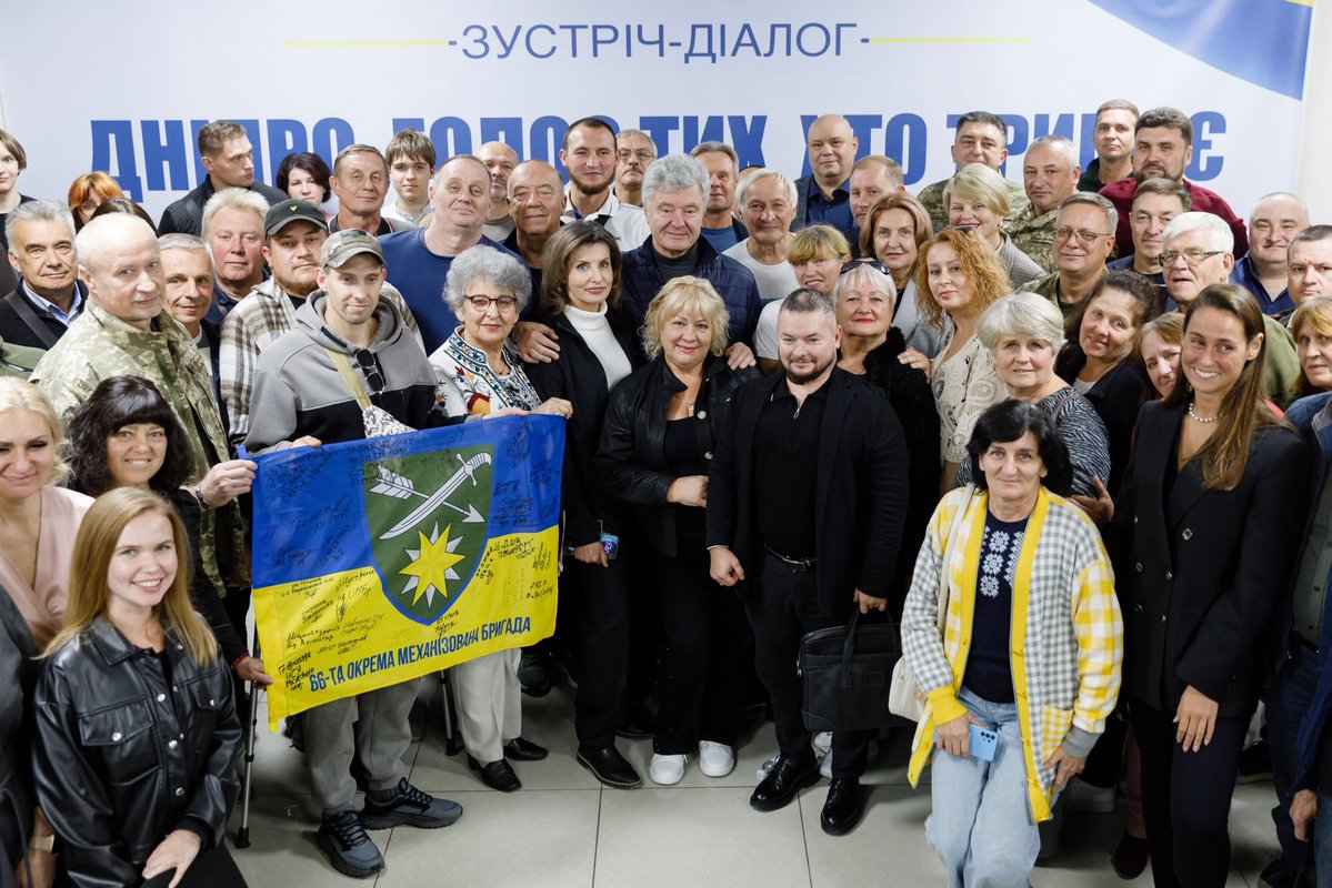 poroshenko's tweet photo. Завітав у Дніпрі до оновленого офісу нашої дніпровської команди «Європейська Солідарність». Попередній зруйнувала російська ракета під час однієї з атак на місто. 
 
Фронт рухається, і місто, яке раніше було важливим логістичним вузлом, сьогодні стає прифронтовим. По Дніпру б’ють систематично: ракети, «Шахеди», безсонні ночі, ранки, які починаються з новин про чергові руйнування.  
 
Для наших партійців Дніпро — їхнє місто і їхній дім. Тут їхні рідні, сусіди, друзі, люди, яким щодня потрібна допомога. Тому вони залишаються тут і продовжують робити свою справу. 
 
А справ у них багато. З перших днів повномасштабного вторгнення наша команда допомагає переселенцям і мешканцям міста, постраждалим від обстрілів. Вони збирають і доставляють необхідне для військових, підтримують родини захисників, долучають до волонтерства небайдужих містян. Усе це стало для них щоденною роботою. 
 
Ми довго говорили з ними про те, які потреби є у військових. Про те, як допомагати людям у місті. І, звичайно, про плани на найближчі місяці, бо скоро зима, яка точно не буде легкою. 
 
Я щиро пишаюся ними. Прифронтове місто тримається на таких людях. Вони дбають про своїх, допомагають армії і щодня рухають Дніпро вперед. Дякую вам, друзі! Ви робите дуже важливу справу.