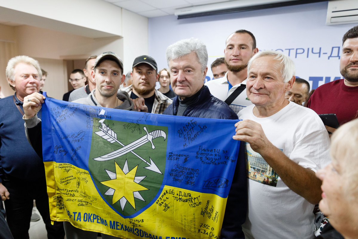 poroshenko's tweet photo. Завітав у Дніпрі до оновленого офісу нашої дніпровської команди «Європейська Солідарність». Попередній зруйнувала російська ракета під час однієї з атак на місто. 
 
Фронт рухається, і місто, яке раніше було важливим логістичним вузлом, сьогодні стає прифронтовим. По Дніпру б’ють систематично: ракети, «Шахеди», безсонні ночі, ранки, які починаються з новин про чергові руйнування.  
 
Для наших партійців Дніпро — їхнє місто і їхній дім. Тут їхні рідні, сусіди, друзі, люди, яким щодня потрібна допомога. Тому вони залишаються тут і продовжують робити свою справу. 
 
А справ у них багато. З перших днів повномасштабного вторгнення наша команда допомагає переселенцям і мешканцям міста, постраждалим від обстрілів. Вони збирають і доставляють необхідне для військових, підтримують родини захисників, долучають до волонтерства небайдужих містян. Усе це стало для них щоденною роботою. 
 
Ми довго говорили з ними про те, які потреби є у військових. Про те, як допомагати людям у місті. І, звичайно, про плани на найближчі місяці, бо скоро зима, яка точно не буде легкою. 
 
Я щиро пишаюся ними. Прифронтове місто тримається на таких людях. Вони дбають про своїх, допомагають армії і щодня рухають Дніпро вперед. Дякую вам, друзі! Ви робите дуже важливу справу.