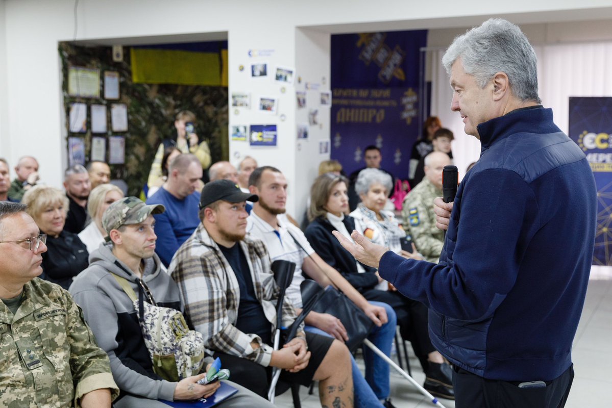 poroshenko's tweet photo. Завітав у Дніпрі до оновленого офісу нашої дніпровської команди «Європейська Солідарність». Попередній зруйнувала російська ракета під час однієї з атак на місто. 
 
Фронт рухається, і місто, яке раніше було важливим логістичним вузлом, сьогодні стає прифронтовим. По Дніпру б’ють систематично: ракети, «Шахеди», безсонні ночі, ранки, які починаються з новин про чергові руйнування.  
 
Для наших партійців Дніпро — їхнє місто і їхній дім. Тут їхні рідні, сусіди, друзі, люди, яким щодня потрібна допомога. Тому вони залишаються тут і продовжують робити свою справу. 
 
А справ у них багато. З перших днів повномасштабного вторгнення наша команда допомагає переселенцям і мешканцям міста, постраждалим від обстрілів. Вони збирають і доставляють необхідне для військових, підтримують родини захисників, долучають до волонтерства небайдужих містян. Усе це стало для них щоденною роботою. 
 
Ми довго говорили з ними про те, які потреби є у військових. Про те, як допомагати людям у місті. І, звичайно, про плани на найближчі місяці, бо скоро зима, яка точно не буде легкою. 
 
Я щиро пишаюся ними. Прифронтове місто тримається на таких людях. Вони дбають про своїх, допомагають армії і щодня рухають Дніпро вперед. Дякую вам, друзі! Ви робите дуже важливу справу.