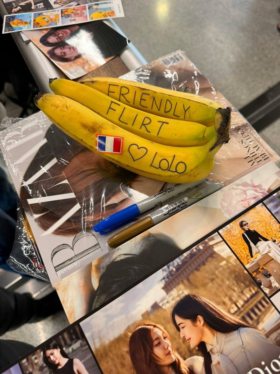 ChanggDi's tweet photo. Ling furrowed her brow seeing that banana with the word Friendly printed on it 555555555555 🤣
that friendly love feels so weird =)))))))))))))

seriously though if it said girlfriend instead of friendly she would be grinning ear to ear for sureeee =))))

#LingOrmDiorSummer27 #LinglingKwong #OrmKornnaphat #LingOrm 
#Dior #DiorSummer27 #PFW
