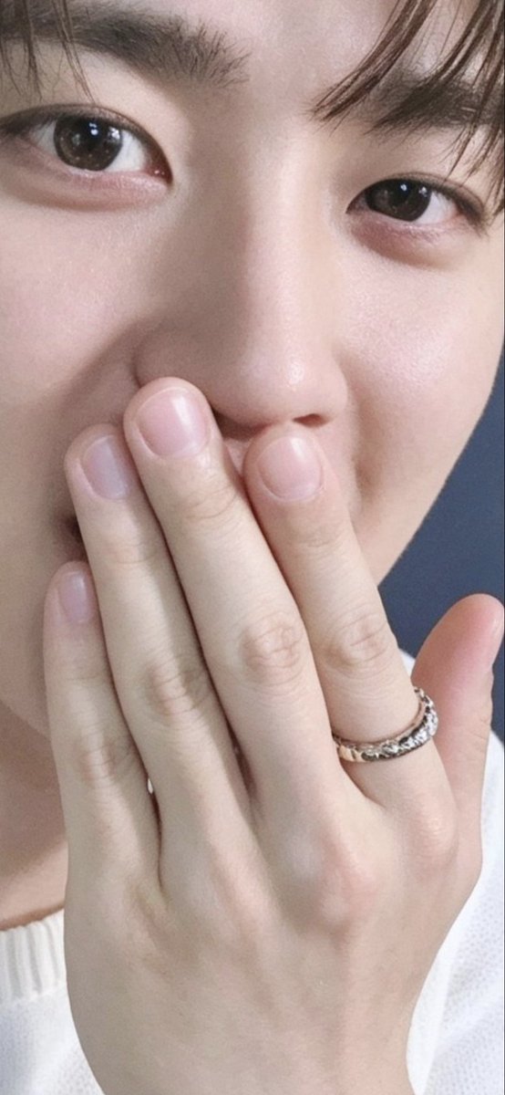 pake_hint's tweet photo. Maaf kalo bau bucin😌
But look at those pretty nails🥺
We all know he used to bite his nails when he was stressed or under pressure, seeing them this neat now feels oddly precious🥺
Please protect those pretty nails, Kyungsoo.
No more biting, okay? Let them grow pretty🥰🫶🏻 https://t.co/BxwnekP0Um