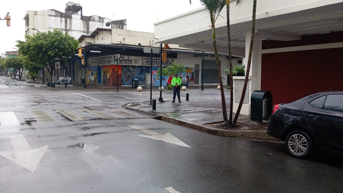 ATM_Transito's tweet photo. 📢 En la ciudad se desarrolla la #RutaCentro, con actividades recreativas y deportivas que permiten la participación de familias y ciclistas en espacios de convivencia.
Por el desarrollo del evento, se aplican cierres y desvíos temporales en la Av. Malecón Simón Bolívar, Av. 9 de Octubre y calle Panamá.
Agentes de la #ATM permanece en el sector ejecutando labores de control para regular la circulación y mantener el orden vial.
#CiudadDeTodos