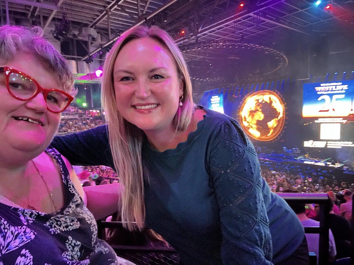 AverilLarke's tweet photo. #3goodthings to keep myself busy yesterday
1 - lovely brunch with good friends @NBGGlasnevinOPW 
2 - gorgeous autumn workshop #Flowerpop &amp; a gorgeous wreath #gifted to me🍁
3 - superb evening @3ArenaDublin to see @westlifemusic &amp; #Biird with my MAPPster &amp; 3arena buddy💃🏻 https://t.co/ofygCLjKNz